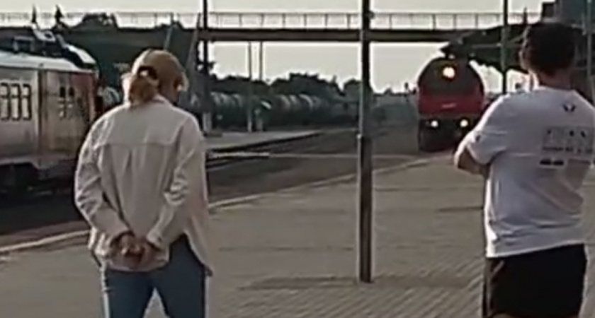Что делать, если сосед просит отдать нижнюю полку в поезде - ответ проводника