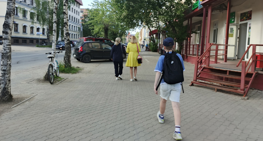 Выдает необразованность: в этом слове нет буквы д, но каждый второй ее упорно добавляет