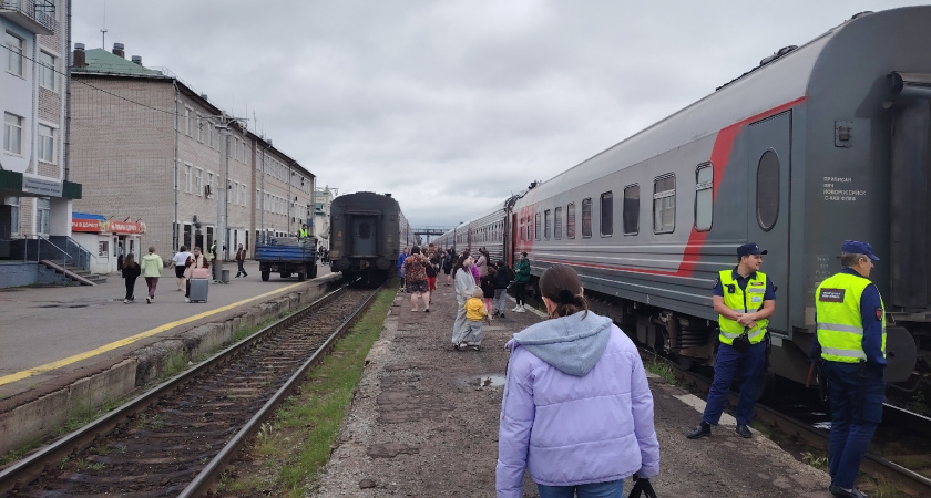 Что делать, если сосед просит отдать нижнюю полку в поезде - ответ проводника