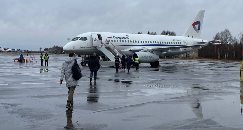 Стюардесса объяснила, почему в самолет ни в коем случае нельзя надевать джинсы или кроссовки