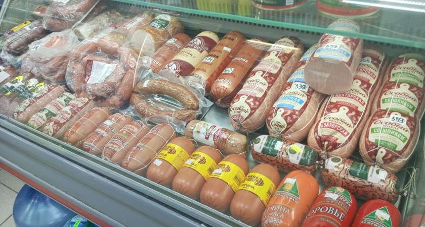 Подруга-продавец рассказала - для чего люди берут в «Светофоре» по 10-20 палок колбасы и по 20 кг сосисок