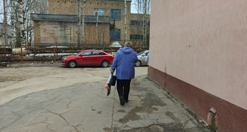 Пенсионерам необходимо сходить в соцзащиту за выплатой. Деньги уже дают
