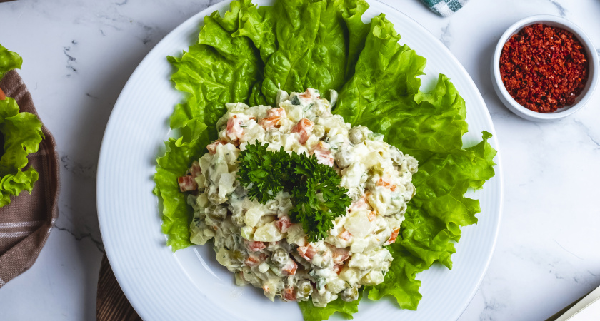 Выручалочка в жару: летний салат с курицей — готовится легко и очень вкусно