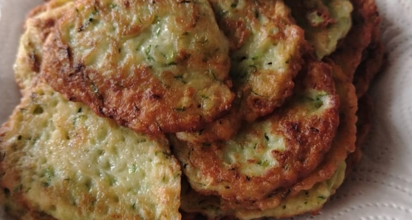 Кабачковые оладьи без тонны масла! Готовим вкусняшки с сырной корочкой за 15 минут