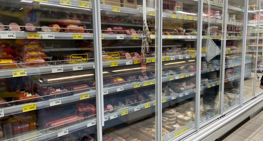 Подруга-продавец рассказала - для чего люди берут в «Светофоре» по 10-20 палок колбасы и по 20 кг сосисок