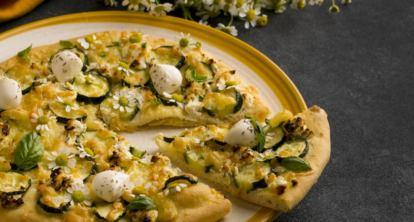 Просто натрите кабачки и добавьте яйца : так вкусно, что летом пеку через день - такую пиццу из кабачков полюбят даже дети