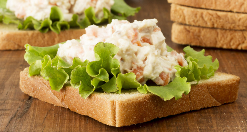 Вкуснейшая намазка на хлеб из 4 продуктов: нежнее и дешевле красной икры — самая популярная закуска этого лета