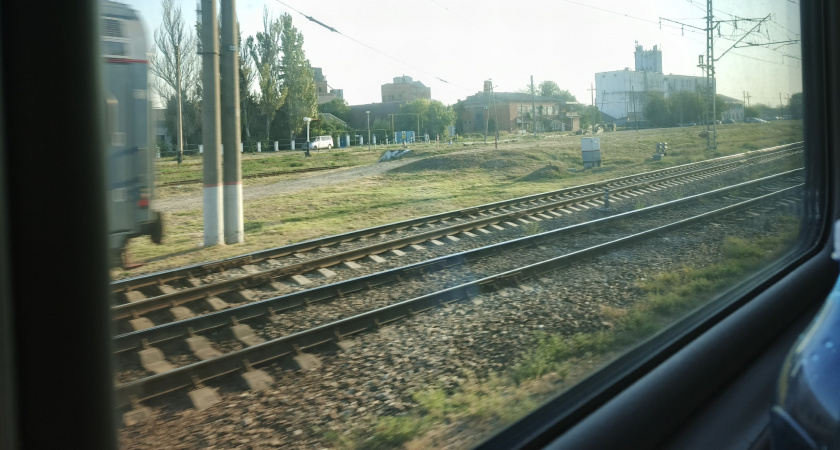 Пенсионерам в поезде все должны: получили скидку на билет и просили у "неходячей " уступить им место