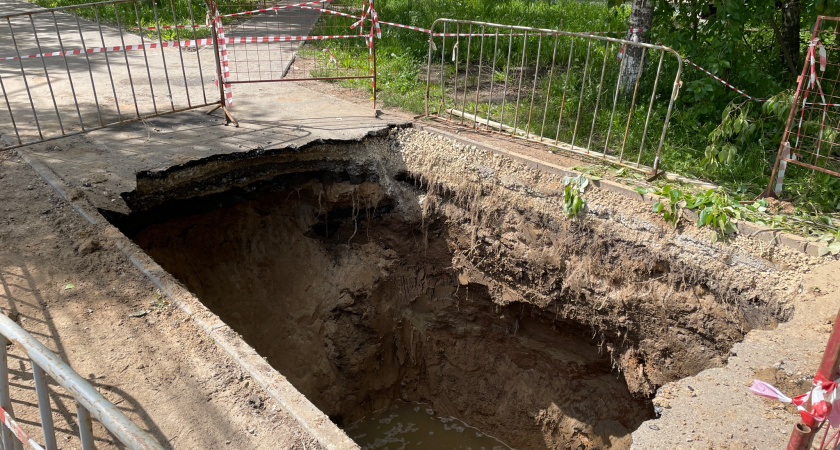 Женщина провалилась под тротуар в Воронеже