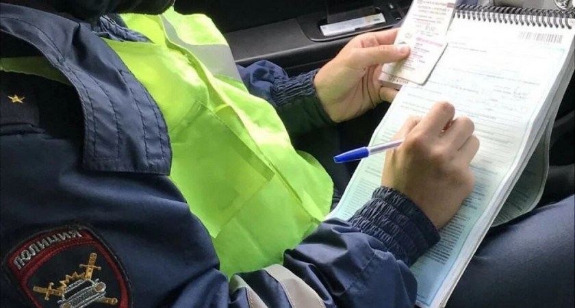 Вышел из машины, иду по своим делам, догоняет инспектор ГАИ и требует документы. Что делать в такой ситуации. Ответ автоюриста
