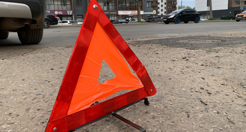 В Воронеже машина упала в котлован после ночного ДТП у жилого комплекса