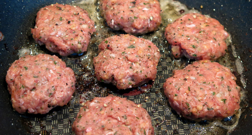 Из фарша теперь делаю такую вкусноту и про обычный способ даже не вспоминаю. Никогда раньше у меня не выходили настолько идеальные котлетки