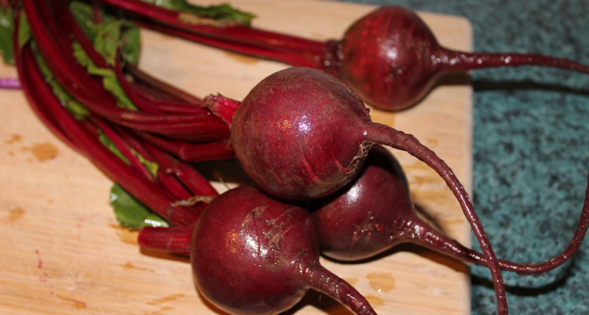 Не успеваю покупать свеклу, подсели всей семьей не то слово. Вкуснота необыкновенная! У нас эта закуска улетает сразу как на стол ставиться