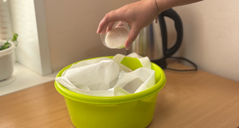 Один стакан при стирке — и вещи белее снега: опытная прачка постоянно замешивает в стиралку вместе с порошком это копеечное средство