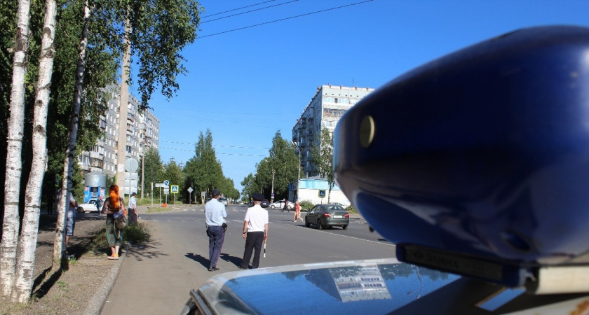В Воронеже автомобиль без номеров врезался в киоск 