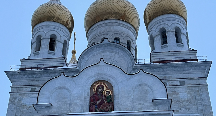 Жители Воронежской области продолжают идти к частице покрова Пресвятой Богородицы в Благовещенском соборе 