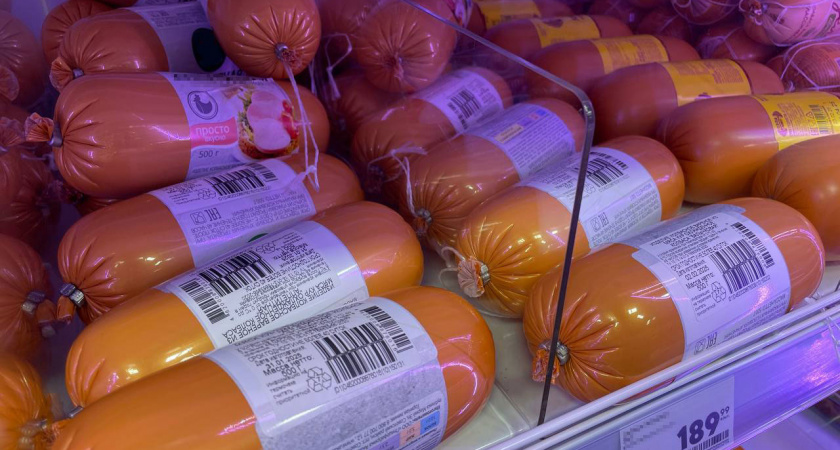 Подруга-продавец рассказала, зачем люди покупают в «Светофоре» по 10-20 палок колбасы и по 20 кг сосисок