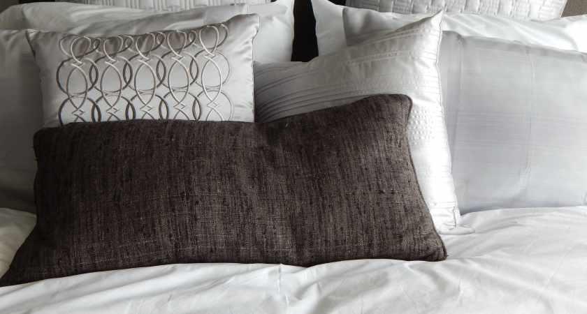 Мне уже надоели жёлтые пятна на подушках, да ещё и пыль везде. Покажу, как я их стираю легко и быстро, не распарывая