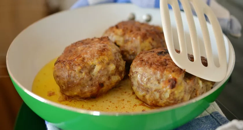 Вот как учат жарить котлеты в советской книге за 1952 г - 3 ценных совета, как у лучших шеф-поваров. Таких пышных котлет никогда не видела