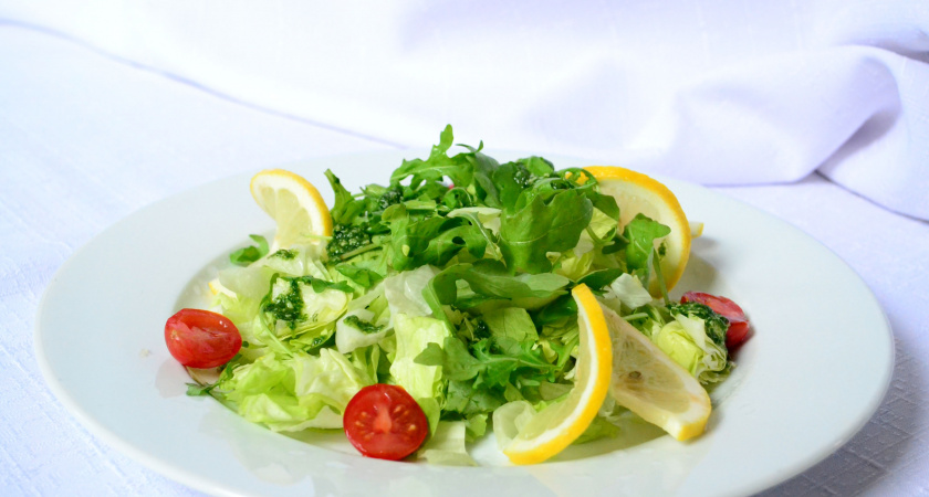 «Оливье» теперь в пролете: опытные хозяйки готовят только этот салат на Новый год — получается вкусным и восхитительным