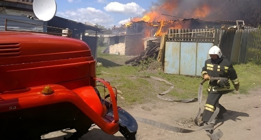 В Лискинском районе огонь уничтожил хозяйственные постройки