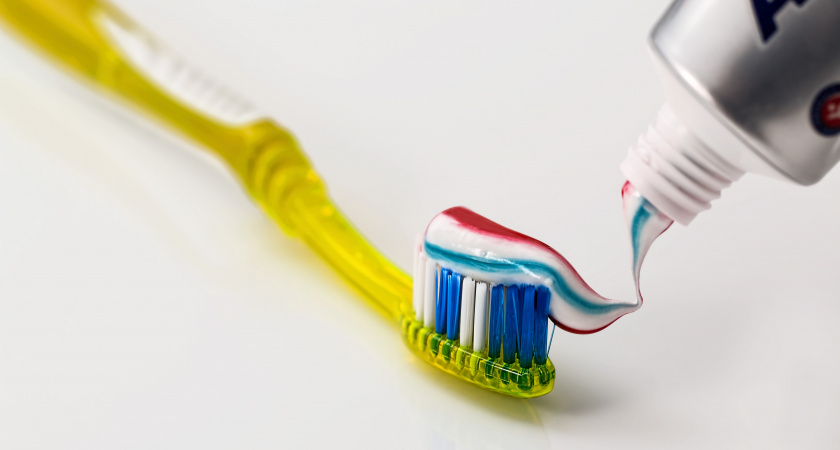 Хитрые хозяйки смешивают зубную пасту с уксусом именно в ноябре: вот для чего это нужно