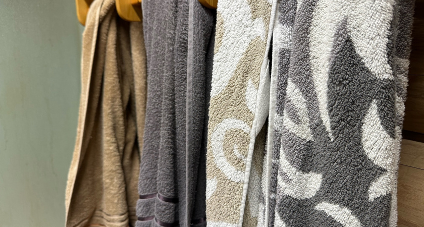 Дорогие порошки не помогут – вот как вернуть мягкость и пушистость самым "деревянным" полотенцам: лайфхак от бывалой горничной