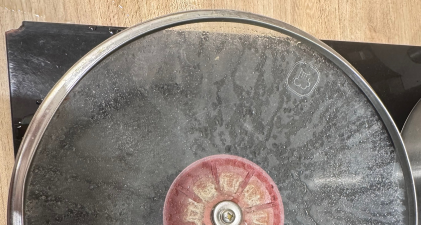 2 ложки в кипяток - липкость и грязь со стеклянных крышек моментально сдуло: нарядные, как на подарок