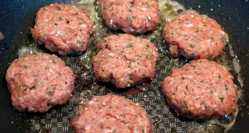 Из фарша теперь делаю такую вкусноту и про обычный способ забыла навсегда. Никогда раньше у меня не выходили настолько идеальные котлетки