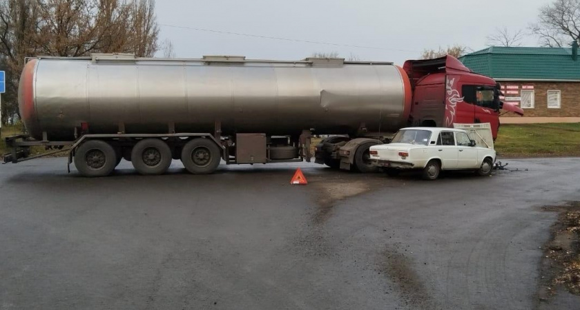 Фура на большой скорости снесла жигули под Воронежем