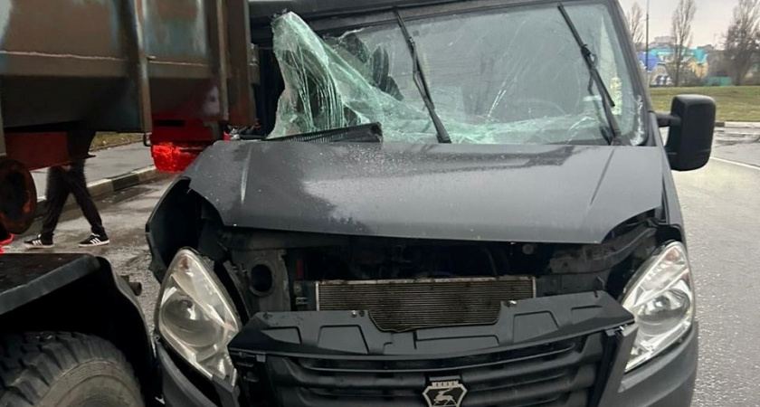 Мужчина госпитализирован после аварии с тремя грузовиками в Воронеже