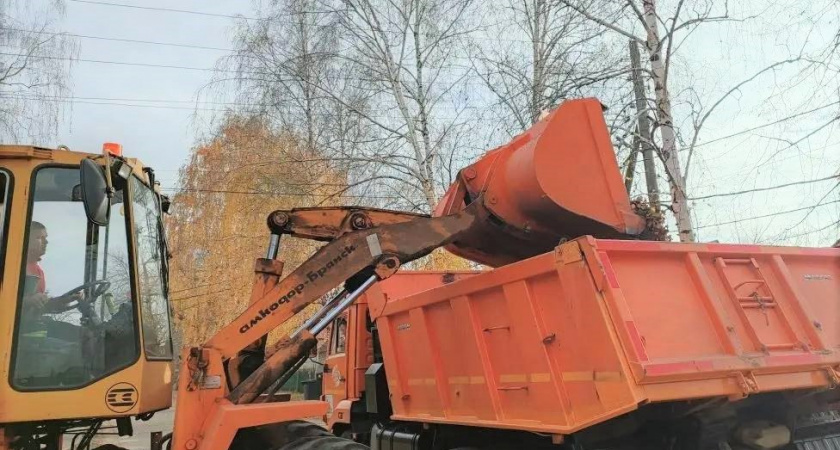 Коммунальщики Воронежа активизировали работу по сбору пескосмёта и листвы