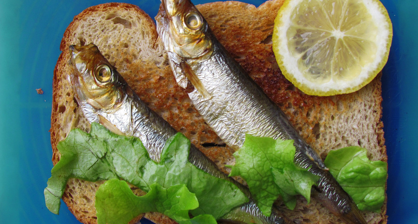 Шпроты всегда побеждают все закуски на столе: делаем праздничные бутерброды на Новый год