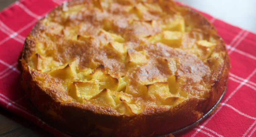 Замешиваем за 5 минут и подаем ароматный яблочный пирог: уплетается до того, как успеет остыть — прекраснее шарлотки