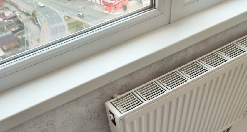 Подоконник больше не холодный, и перестало дуть из стыков. Справился даже без опыта