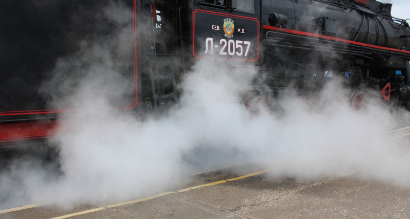 В Лисках возле отделения ЮВЖД установили макет легендарного паровоза ФД