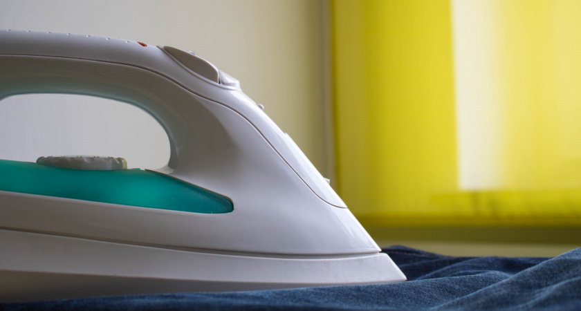 Утюг выглядит так, будто вы жарили на нём котлеты? Вот как можно вернуть блеск подошве