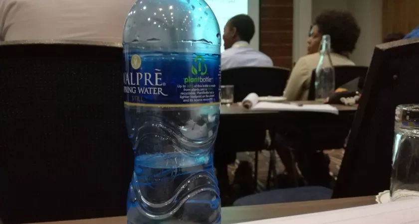 Бутылку надеваю на руку и не могу нарадоваться своей смекалке: дома смеются, но эффект суперский