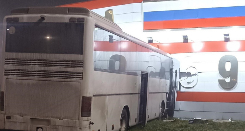 Под Воронежем большой пассажирский автобус врезался во въездную стелу 