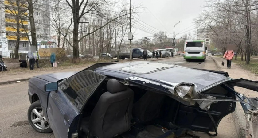 В Воронеже в аварии иномарку разорвало на части