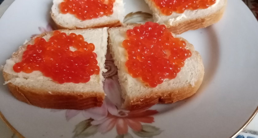 Жителям Воронежской области объяснили, как отличить настоящую красную икру от подделки