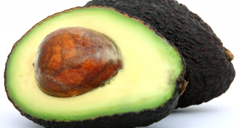 Авокадо покупаю ради косточки – ценнейший продукт: как правильно использовать ее дома
