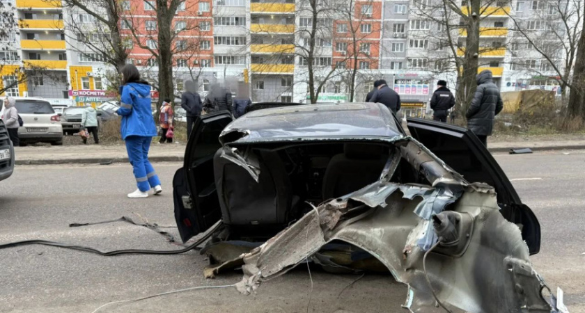 В Воронеже страшная авария унесла жизнь подростка и оставила груду металла от автомобиля