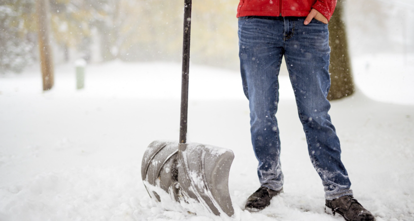Дальнобойщик привёз из Китая новую лопату для чистки снега — гениальная вещь. А нам получается слабо?