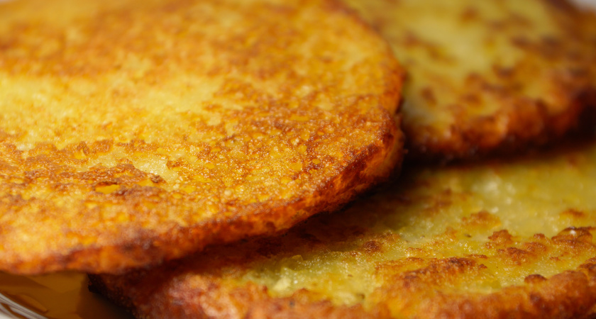 Балую семью на завтрак пышными оладьями: 3 добавки для пухового теста - золотые оладушки "растут" сами на сковороде