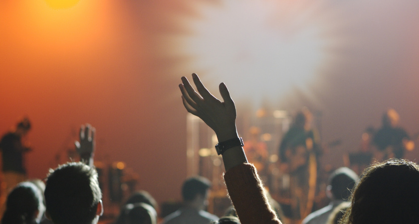 «Люди просто встали и ушли из зала»: Лариса Долина впервые выступила на сцене после скандала с квартирой