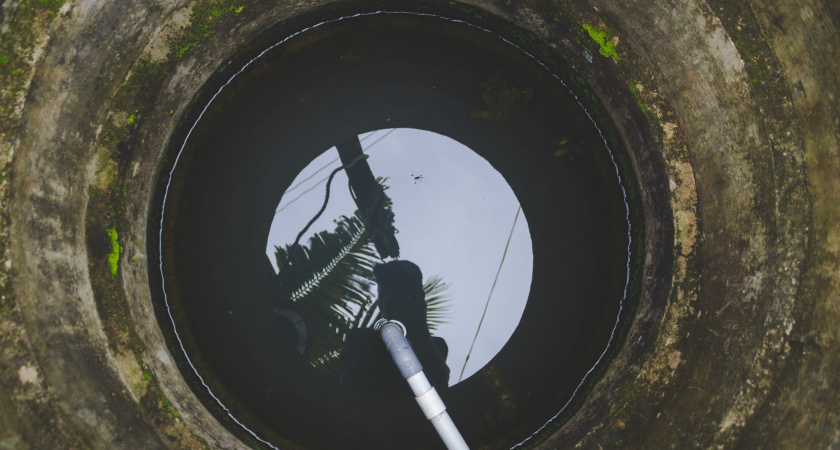 Заливаю 1 ведро — и вонь исчезает: выгребная яма зимой не замерзает, а весной — готовый перегной