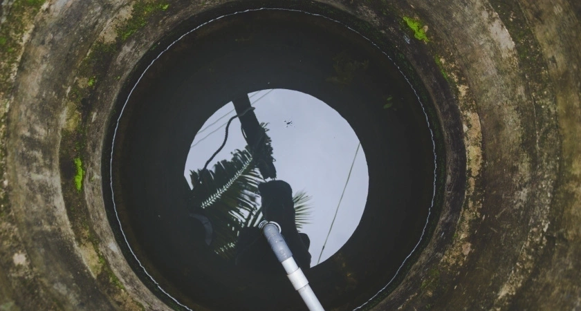 Кадаю 2 ложки на яму в декабре: вот как избавляюсь от запаха в дачном туалете на целый год