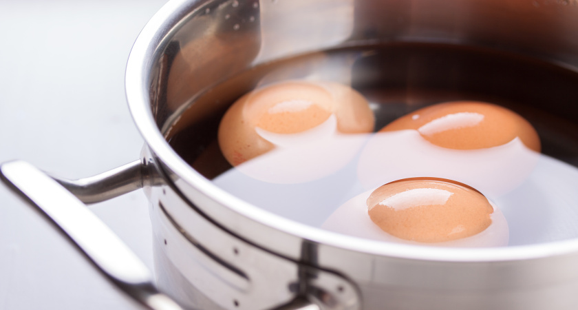 Не кладите яйца после варки в ледяную воду, если не хотите испортить новогодние салаты