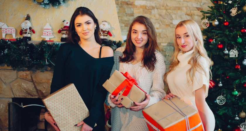 Почему нельзя встречать Новый год в старой одежде: народные приметы и психология